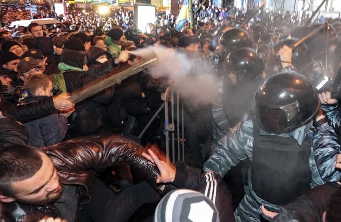 Protesters clash with riot police during a rally to support EU integration in central Kiev November 25, 2013. (Reuters/Konstantin Chernichkin)