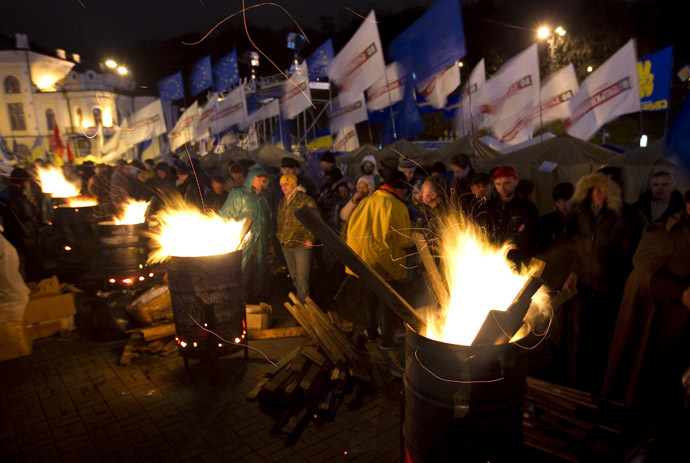 People warm themselves at fires made in steel drums after a meeting to support EU integration at European Square in Kiev, November 26, 2013. (Reuters/Vasily Fedosenko)